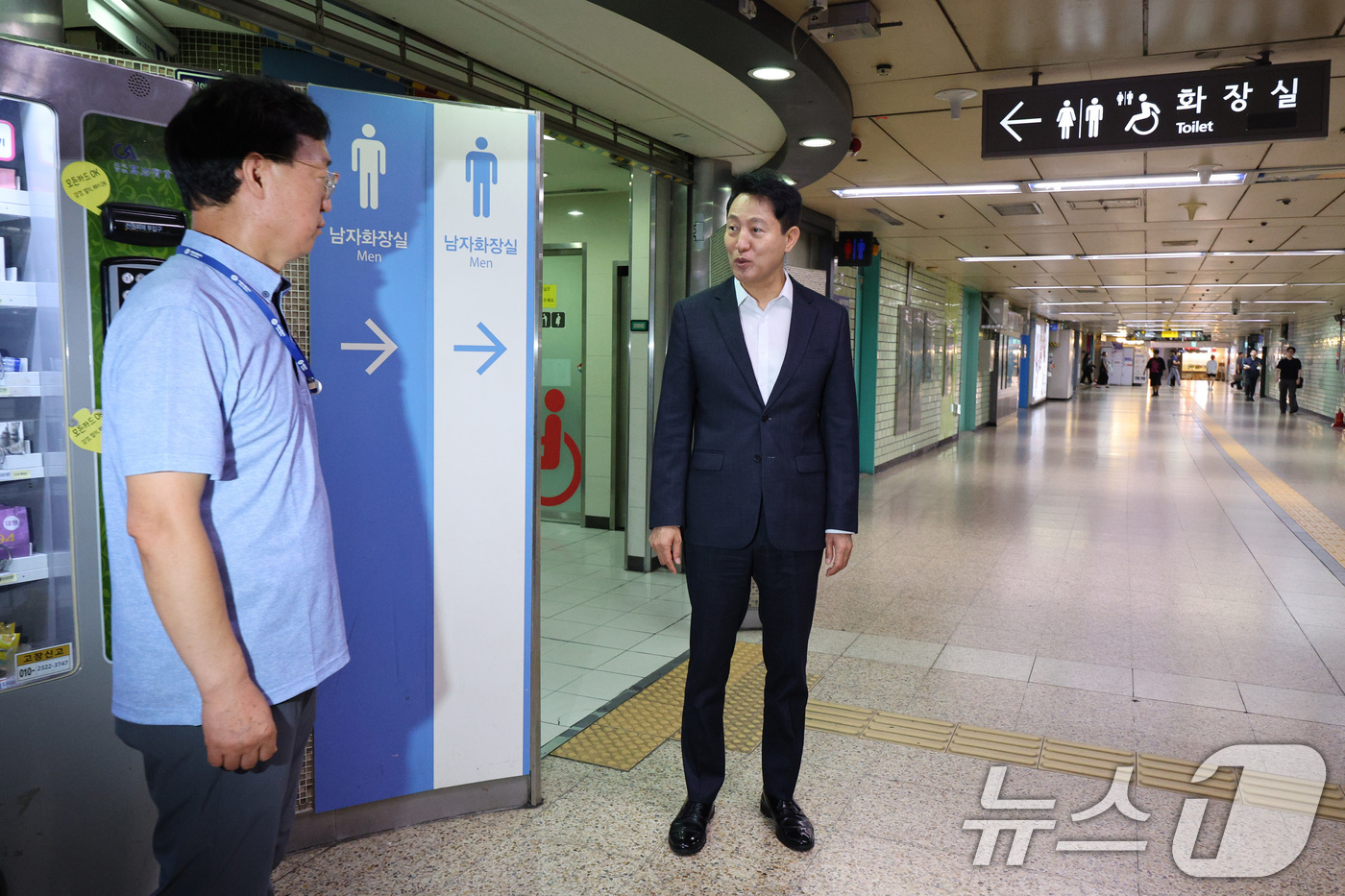 (서울=뉴스1) 신웅수 기자 = 오세훈 서울시장이 23일 오전 서울 송파구 2호선 잠실역 내 화장실에서 화변기를 살펴보고 있다. 2025.7.23/뉴스1