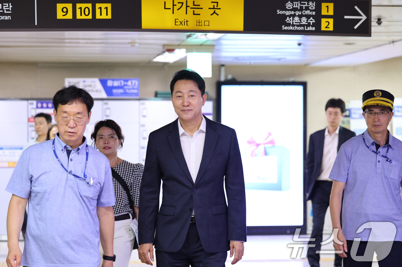 (서울=뉴스1) 신웅수 기자 = 오세훈 서울시장이 23일 오전 서울 송파구 2호선 잠실역 내 화장실에서 화변기를 살펴보고 있다. 2025.7.23/뉴스1