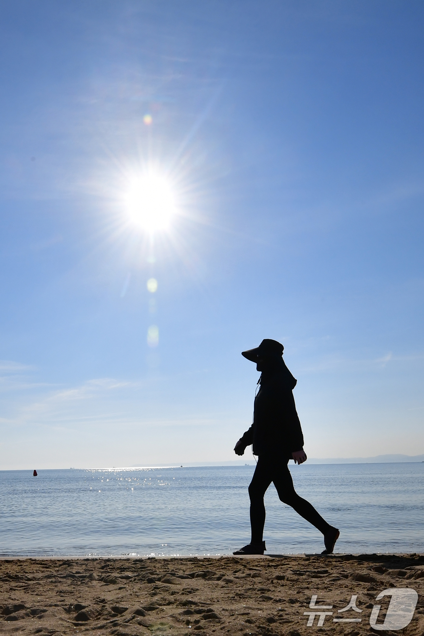 (포항=뉴스1) 최창호 기자 = 23일 폭염경보가 발령 중인 경북 포항시 북구 영일대해수욕장 백사장 위로 뜨거운 햇볕이 내려쬐고 있다. 2025.7.23/뉴스1