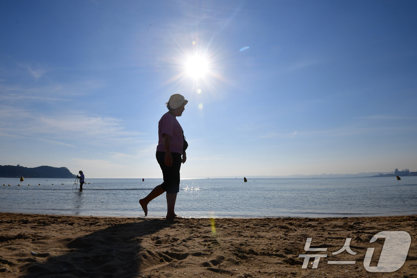 (포항=뉴스1) 최창호 기자 = 23일 폭염경보가 발령 중인 경북 포항시 북구 영일대해수욕장 백사장에서 시민들이 맨발걷기를 하고 있다. 2025.7.23/뉴스1