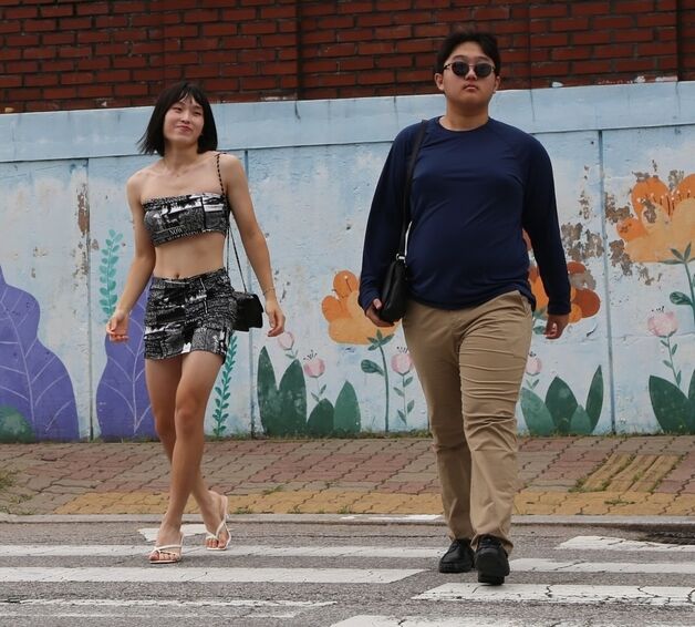 방시혁·과즙세연이 왜 의정부에 갔지?…배꼽 잡은 졸업사진 패러디