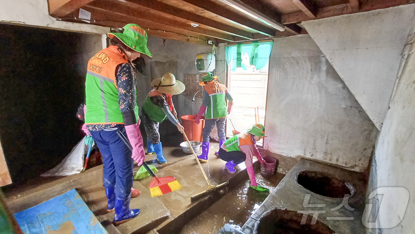 (대전=뉴스1) 이동원 기자 = 대전 대덕구자율방재단이 지난 21일 집중호우로 큰 피해를 입은 충청남도 아산시 염치읍 곡교1리를 방문해 침수 가옥 내부의 흙탕물과 오염물질을 제거하 …