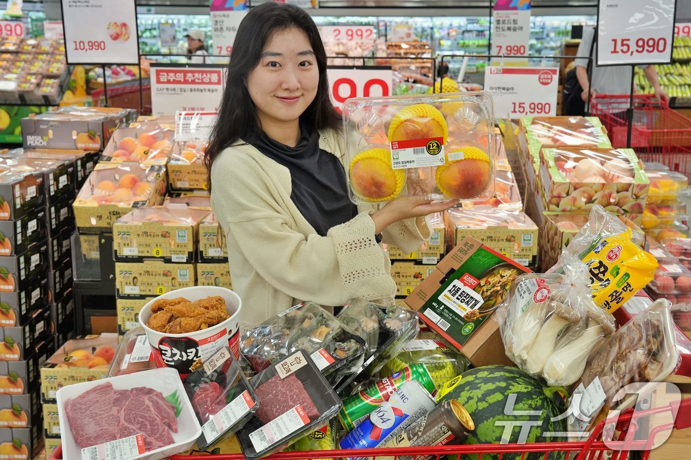 (서울=뉴스1) = 롯데마트는 오는 24일부터 일주일간 '7말8초' 나들이족을 위한 '떠나요 맛캉스' 할인 행사를 진행한다고 23일 밝혔다.지난 22일 서울 중구 롯데마트 제타플렉 …