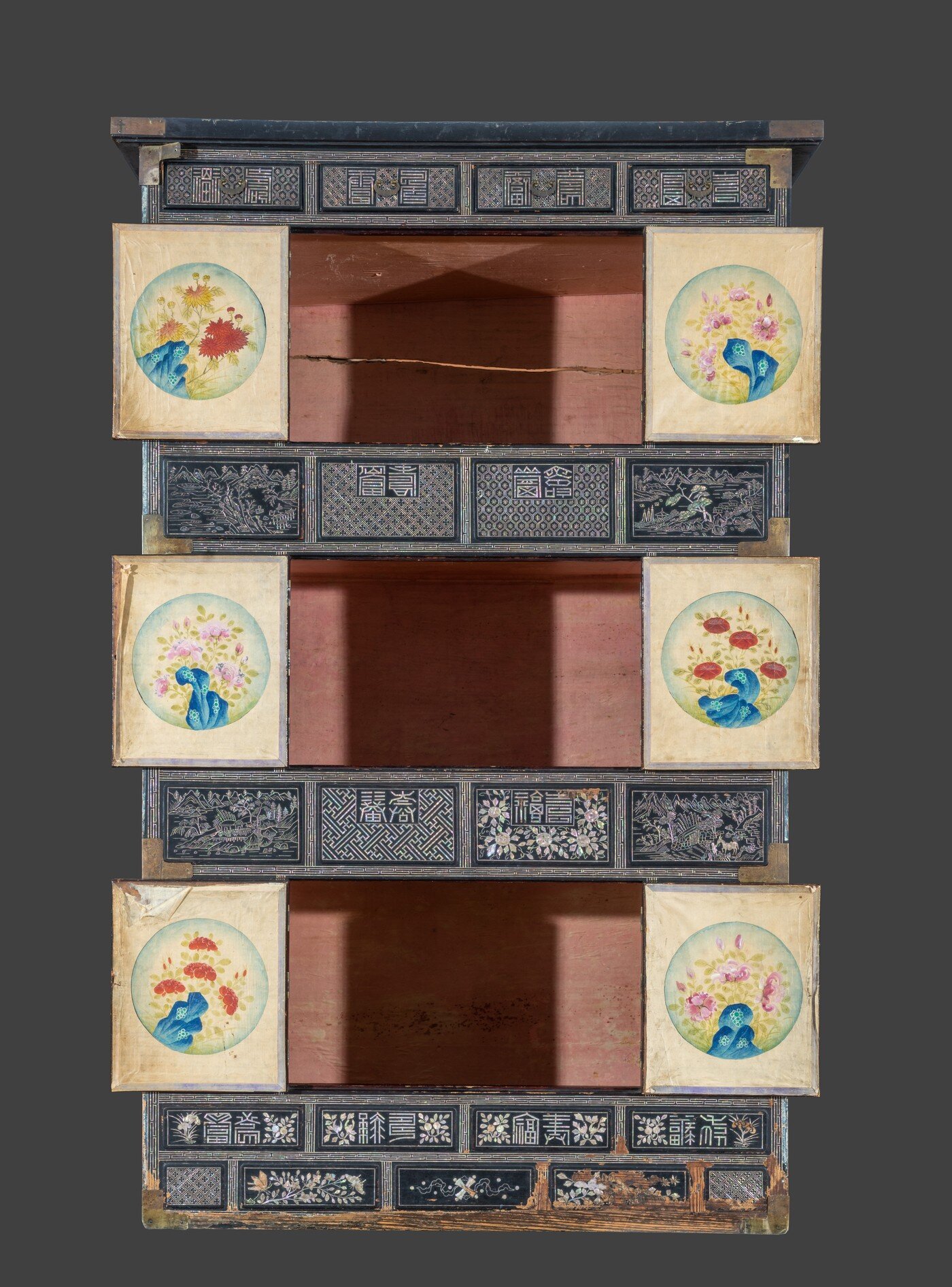 본문 이미지 - 나전산수무늬삼층장 내부(국가유산청 제공)