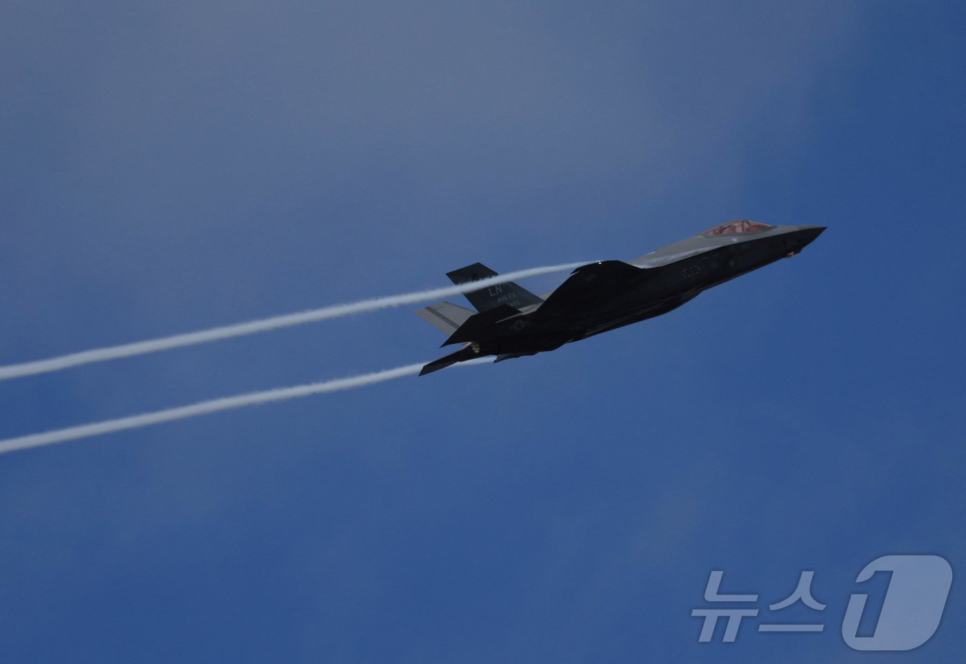 (판버러 로이터=뉴스1) 윤다정 기자 = 2024년 7월 22일(현지시간) 영국 햄프셔주 판버러에서 열린 '판버러 국제 에어쇼'에서 미 공군의 F-35A 라이트닝 II 전투기가 비 …