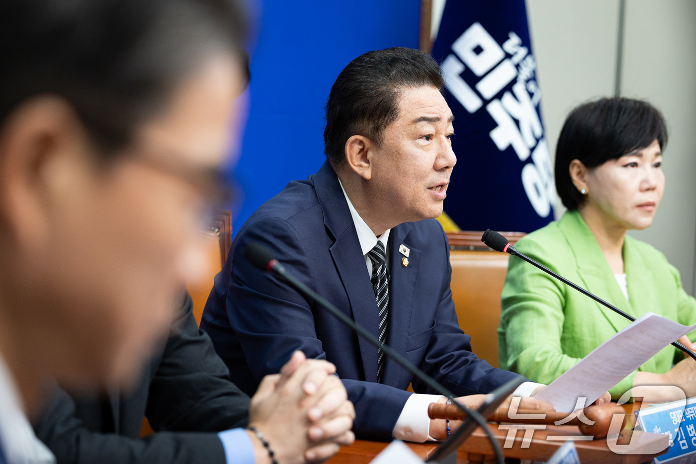 (서울=뉴스1) 유승관 기자 = 김병기 더불어민주당 당대표 직무대행 겸 원내대표가 23일 서울 여의도 국회에서 열린 최고위원회의에서 모두 발언을 하고 있다. 2025.7.23/뉴스 …