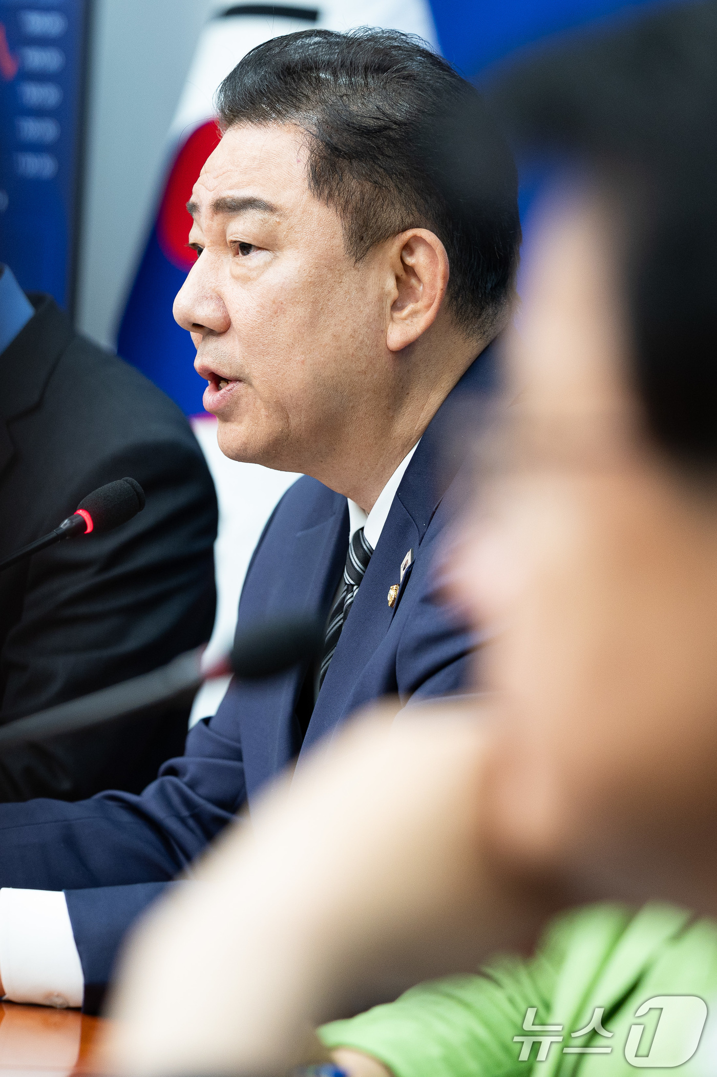 (서울=뉴스1) 유승관 기자 = 김병기 더불어민주당 당대표 직무대행 겸 원내대표가 23일 서울 여의도 국회에서 열린 최고위원회의에서 모두 발언을 하고 있다. 2025.7.23/뉴스 …