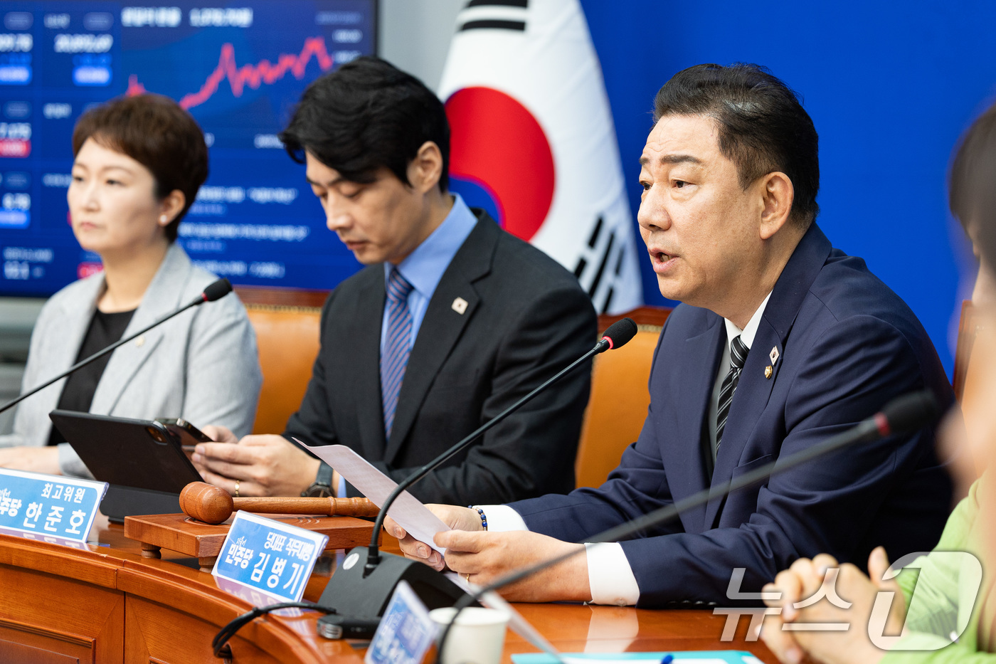 (서울=뉴스1) 유승관 기자 = 김병기 더불어민주당 당대표 직무대행 겸 원내대표가 23일 서울 여의도 국회에서 열린 최고위원회의에서 모두 발언을 하고 있다. 2025.7.23/뉴스 …