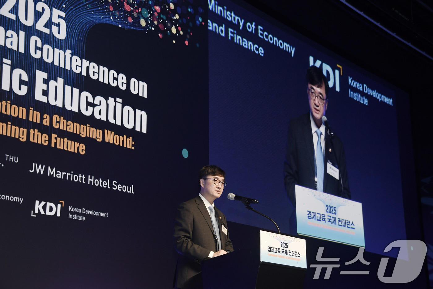 (서울=뉴스1) = 임기근 기획재정부 2차관이 23일 서울 서초구 JW 메리어트 호텔에서 열린 '2025년 경제교육 국제 컨퍼런스'에 참석해 개회사를 하고 있다. (기획재정부 제공 …