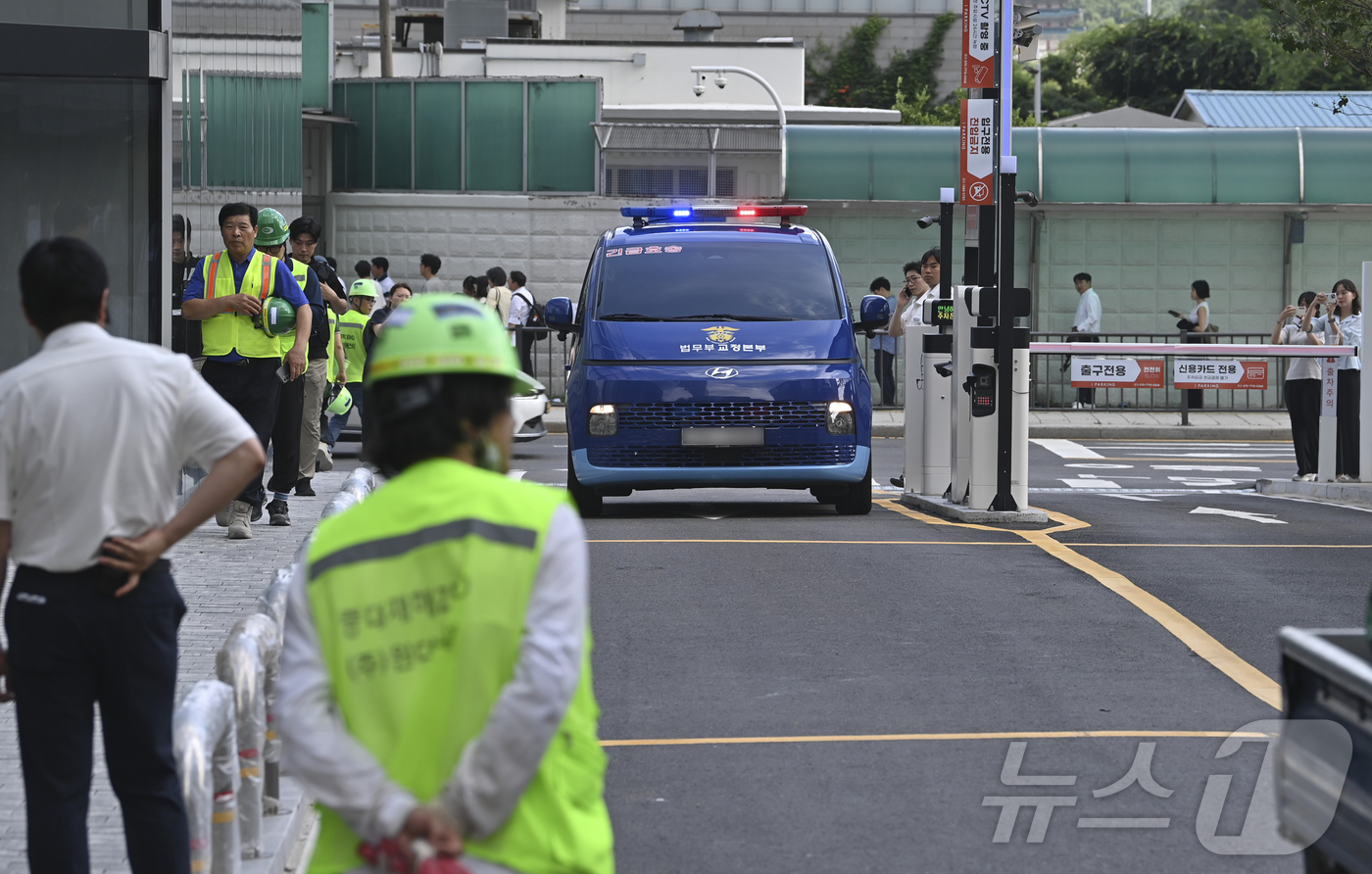 (서울=뉴스1) 박정호 기자 = 구속 중인 이일준 삼부토건 회장이 탑승한 것으로 추정되는 법무부 호송차량이 23일 오전 서울 종로구 kt 광화문빌딩에 마련된 김건희특검 건물로 들어 …