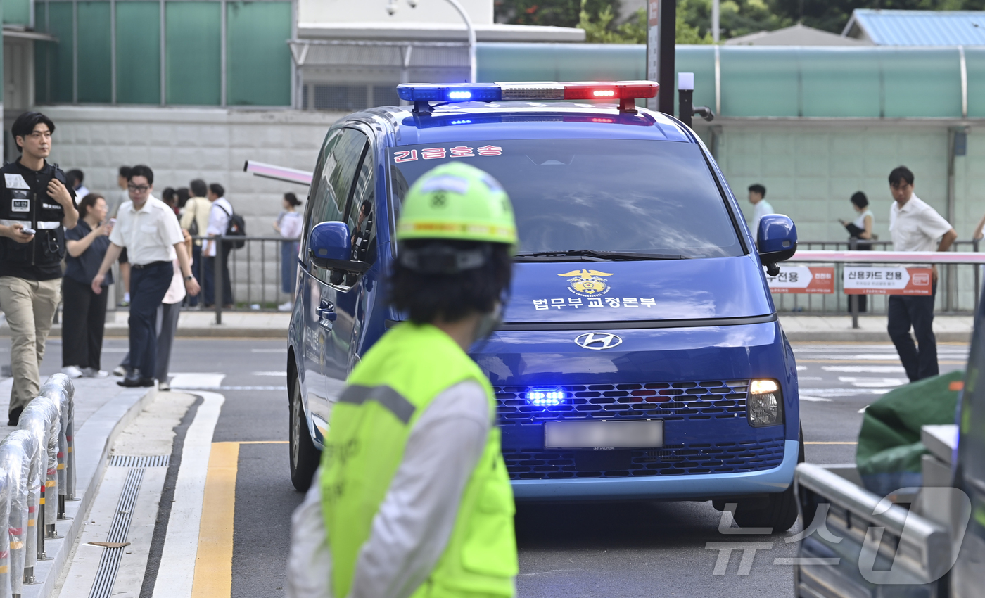 (서울=뉴스1) 박정호 기자 = 구속 중인 이일준 삼부토건 회장이 탑승한 것으로 추정되는 법무부 호송차량이 23일 오전 서울 종로구 kt 광화문빌딩에 마련된 김건희특검 건물로 들어 …