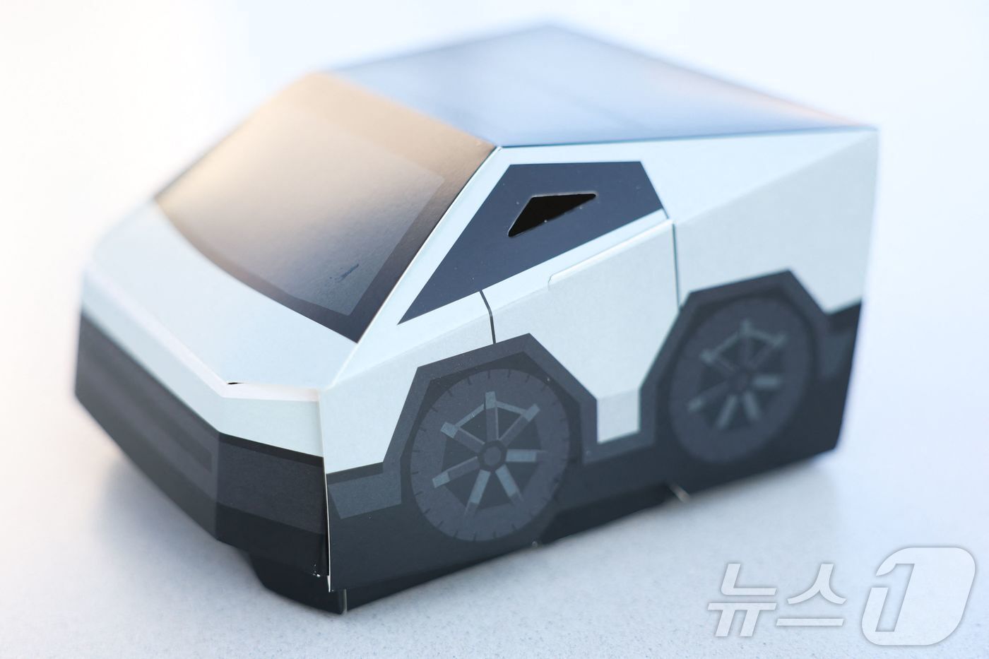 본문 이미지 - 21일&#40;현지시간&#41; 테슬라 다이너에서 판매하는 테슬라 버거가 담긴 사이버트럭 디자인의 포장 박스.2025.07.21. ⓒ AFP=뉴스1