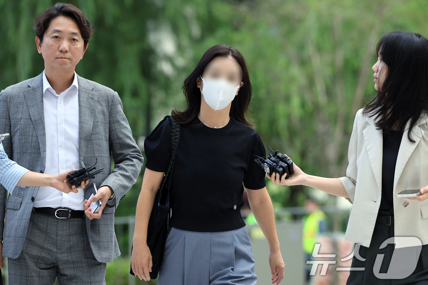 (서울=뉴스1) 박정호 기자 = '김건희 집사' 김예성 씨의 아내 정 모 씨가 23일 서울 종로구  김건희 특검팀(특별검사 민중기)으로 소환 조사에 출석하고 있다.  2025.7. …