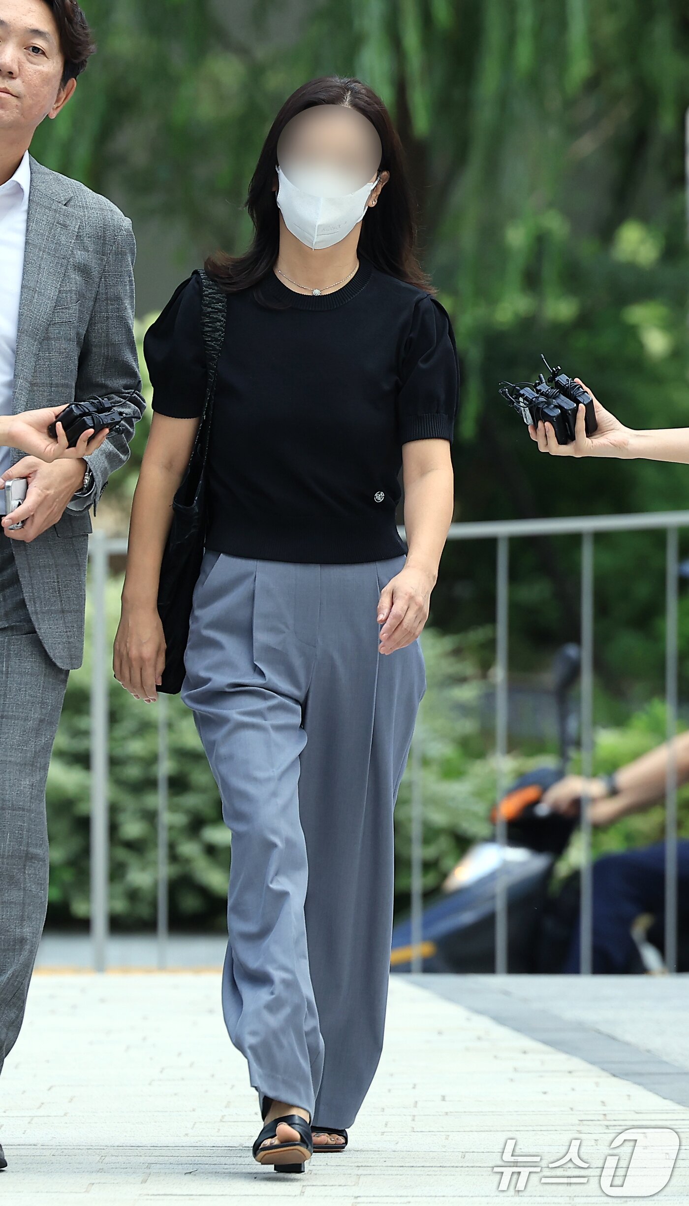 본문 이미지 - '김건희 집사' 김예성 씨의 아내 정 모 씨가 23일 서울 종로구 김건희 특검팀(특별검사 민중기)으로 소환 조사에 출석하고 있다. 2025.7.23/뉴스1 ⓒ News1 박정호 기자