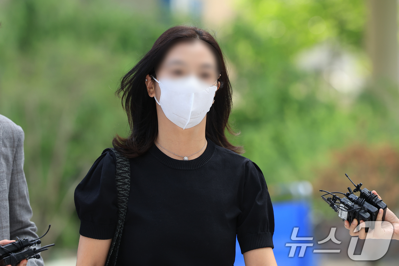 (서울=뉴스1) 박정호 기자 = '김건희 집사' 김예성 씨의 아내 정 모 씨가 23일 서울 종로구  김건희 특검팀(특별검사 민중기)으로 소환 조사에 출석하고 있다. 2025.7.2 …