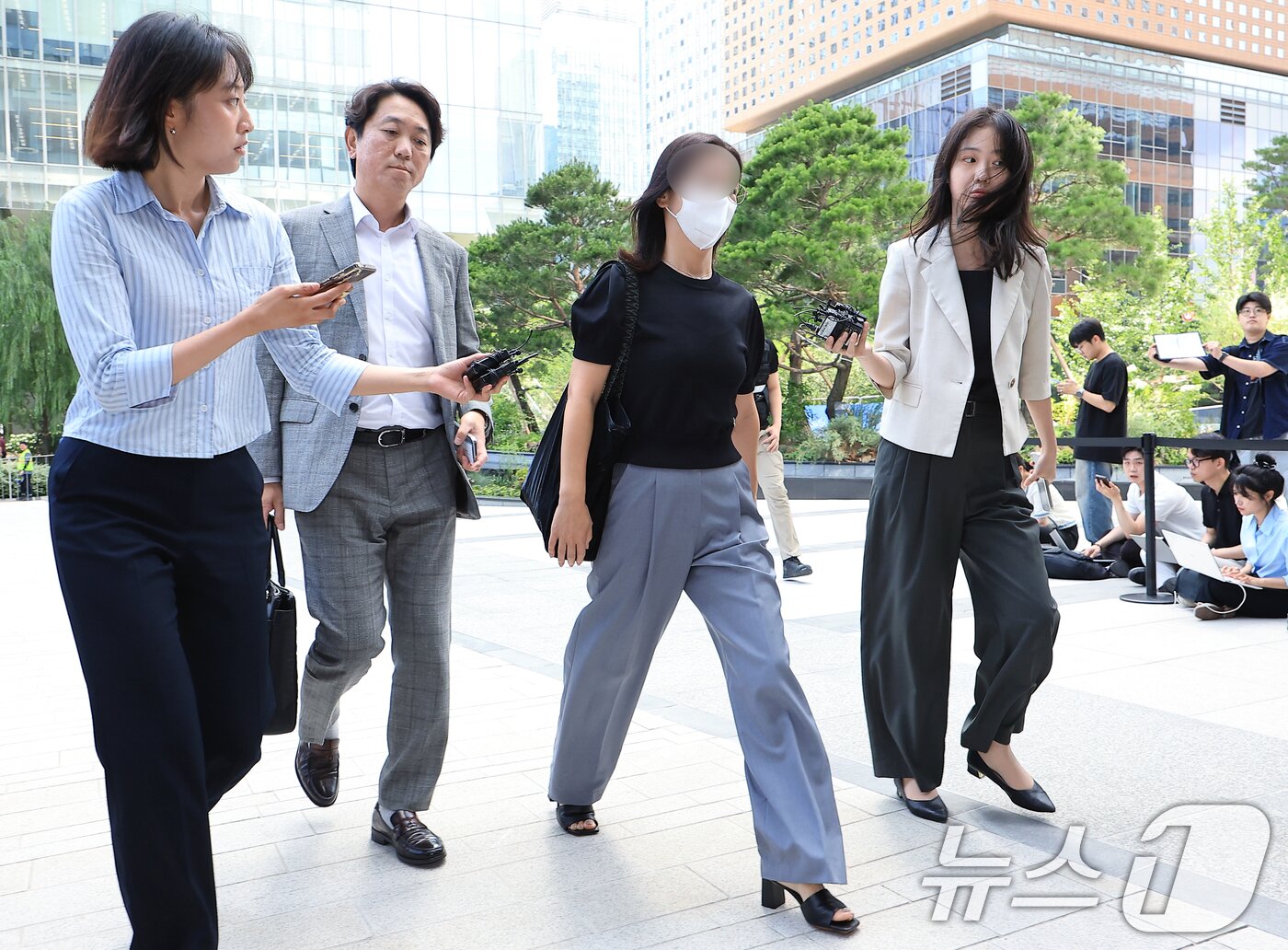 본문 이미지 - '김건희 집사' 김예성 씨의 아내 정 모 씨가 23일 서울 종로구 김건희 특검팀(특별검사 민중기)으로 소환 조사에 출석하고 있다. 2025.7.23/뉴스1 ⓒ News1 박정호 기자