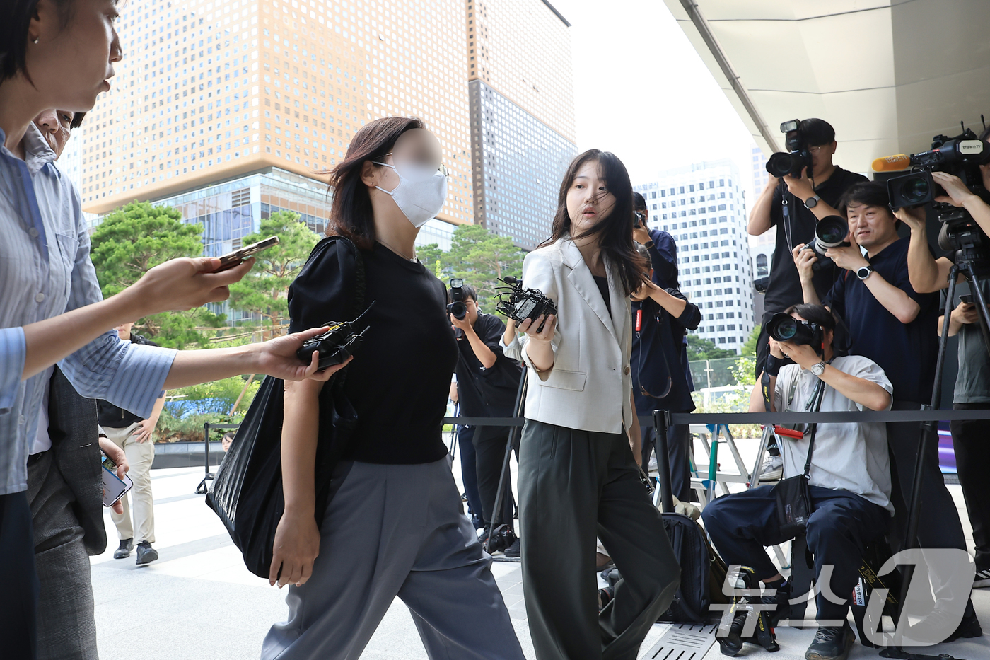 (서울=뉴스1) 박정호 기자 = '김건희 집사' 김예성 씨의 아내 정 모 씨가 23일 서울 종로구  김건희 특검팀(특별검사 민중기)으로 소환 조사에 출석하고 있다. 2025.7.2 …