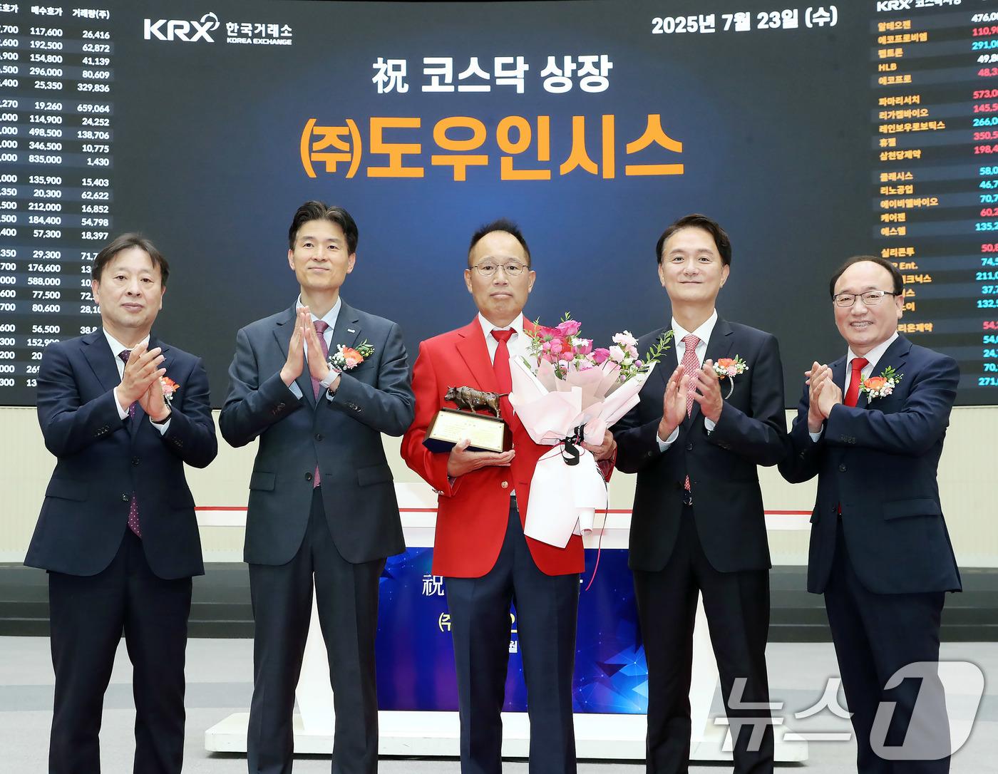 (서울=뉴스1) = 23일 서울 영등포구 한국거래소에서 열린 도우인시스의 코스닥시장 상장기념식에서 유도석 한국IR협회 상무(왼쪽부터), 민경욱 한국거래소 코스닥시장본부장, 옥경석 …