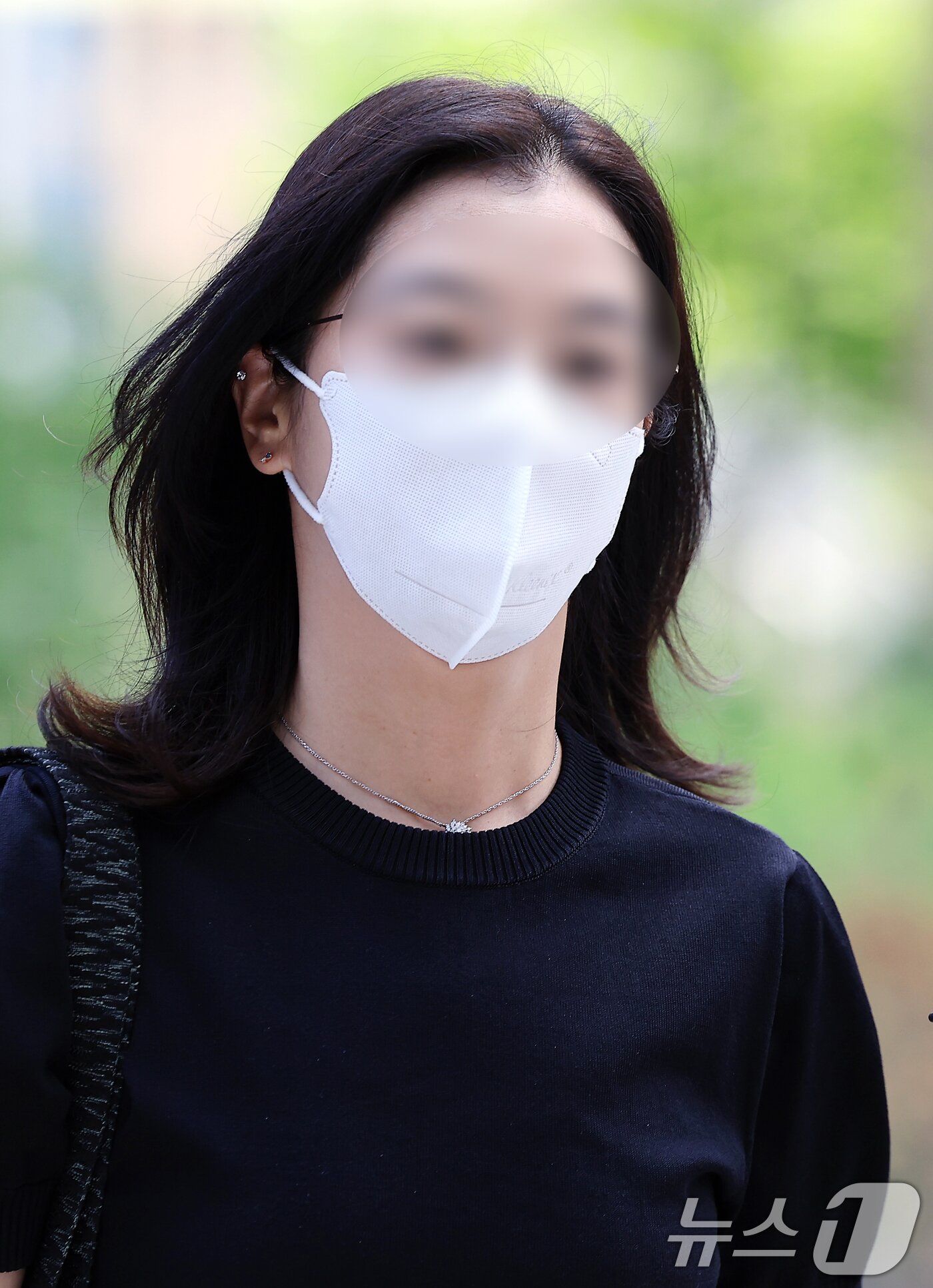 본문 이미지 - '김건희 집사' 김예성 씨의 아내 정 모 씨가 23일 서울 종로구 김건희 특검팀(특별검사 민중기)으로 소환 조사에 출석하고 있다. 2025.7.23/뉴스1 ⓒ News1 박정호 기자