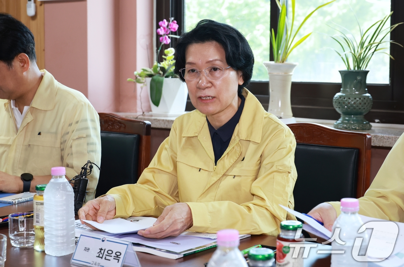 (서울=뉴스1) = 최은옥 교육부 차관이 23일 충남 공주시 한일고등학교를 방문해 집중호우 피해 현황을 점검하고 있다. (교육부 제공. 재판매 및 DB 금지) 2025.7.23/뉴 …