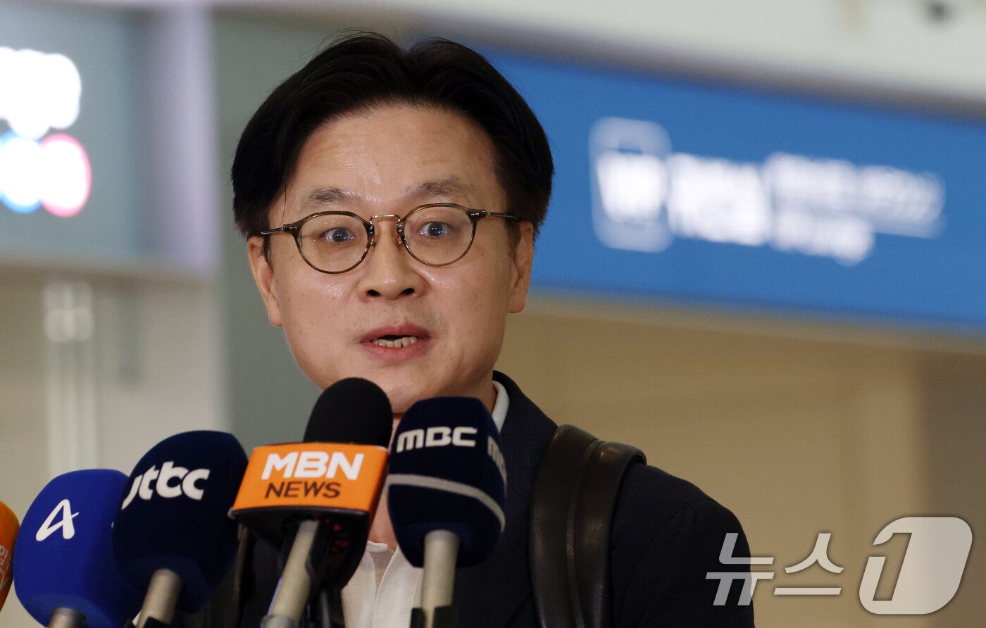 본문 이미지 - 김정관 산업통상자원부 장관이 23일 오전 인천공항에서 대미 통상 협상을 위해 출국하며 취재진의 질문에 답변하고 있다. 2025.7.23/뉴스1 ⓒ News1 김명섭 기자