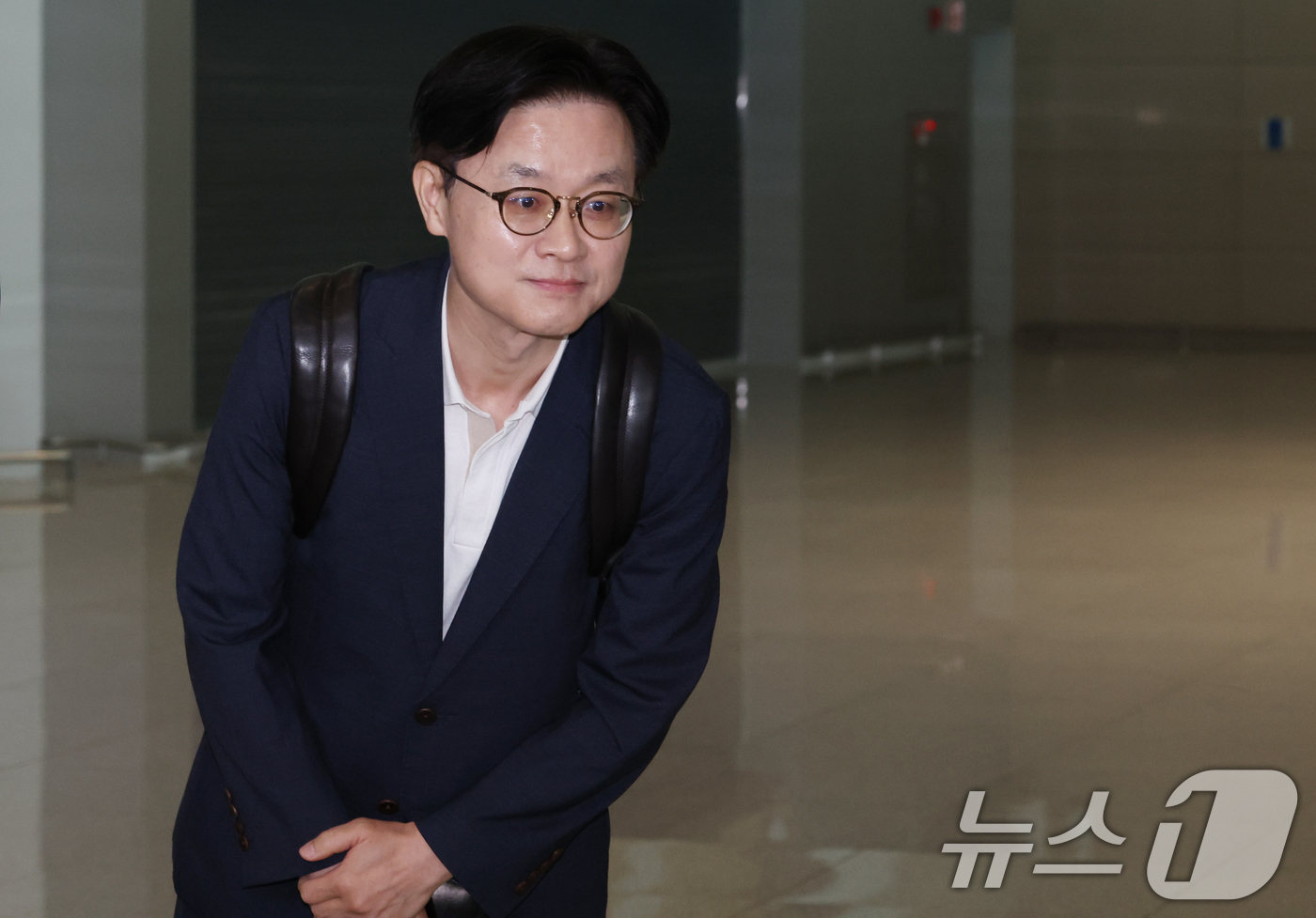 (인천공항=뉴스1) 김명섭 기자 = 김정관 산업통상자원부 장관이 23일 오전 인천공항에서 대미 통상 협상을 위해 출국하며 취재진의 질문에 답변하고 있다.  2025.7.23/뉴스1 …