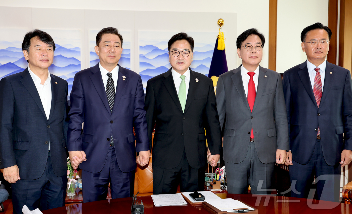 (서울=뉴스1) 이광호 기자 = 문진석 더불어민주당 원내수석부대표(왼쪽부터), 김병기 원내대표, 우원식 국회의장, 송언석 국민의힘 원내대표, 유상범 원내수석부대표가 23일 국회의장 …