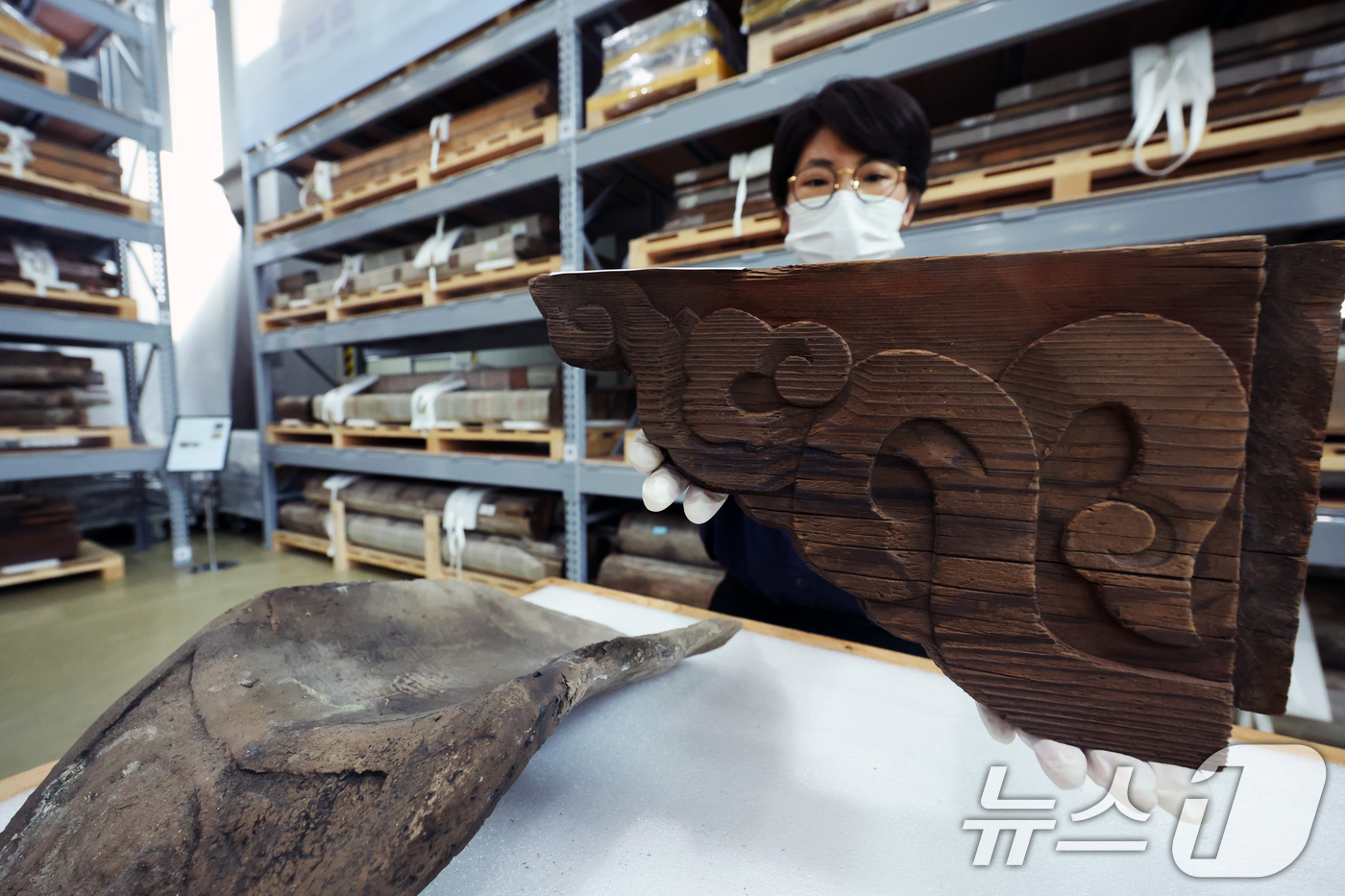 (파주=뉴스1) 황기선 기자 = 23일 오전 경기 파주시 전통건축수리기술진흥재단 수장고에서 관계자가 관월당 해체 부재를 공개하고 있다.일본으로 반출된 지 약 100년 만에 국내로 …