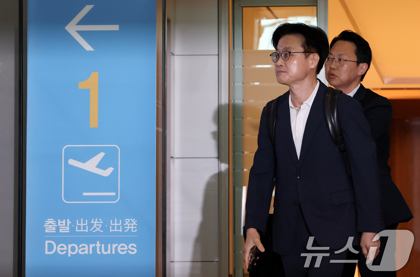 (인천공항=뉴스1) 김명섭 기자 = 김정관 산업통상자원부 장관이 23일 오전 인천공항에서 대미 통상 협상을 위해 출국하고 있다.  2025.7.23/뉴스1