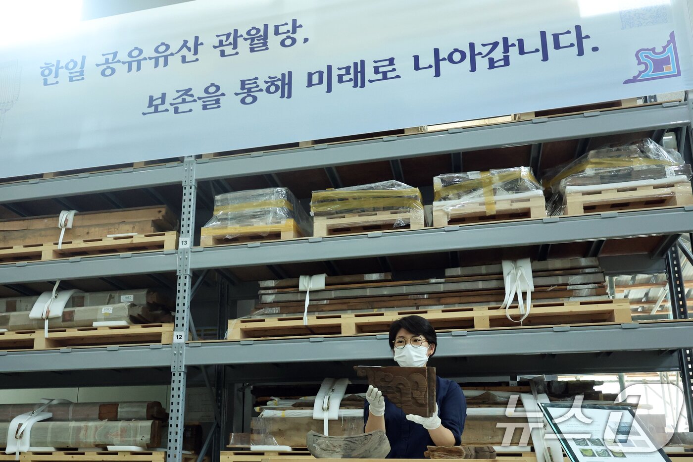 본문 이미지 - 23일 오전 경기 파주시 전통건축수리기술진흥재단 수장고에서 관계자가 관월당 해체 부재를 공개하고 있다. 2025.7.23/뉴스1 ⓒ News1 황기선 기자