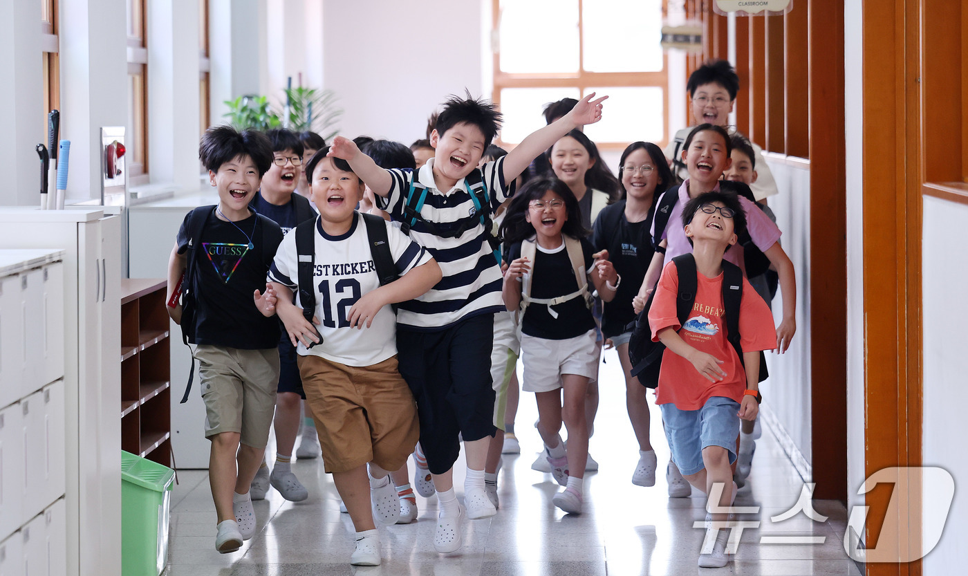 (서울=뉴스1) 박지혜 기자 = 23일 서울 동작구 삼일초등학교에서 여름 방학식을 마친 학생들이 환한 얼굴로 하교를 하고 있다. 2025.7.23/뉴스1