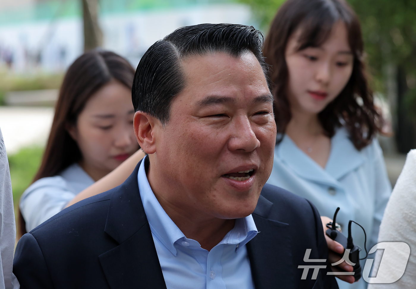 소환 예정 시간보다 일찍 온 최석우 경남스틸 대표 - 뉴스1