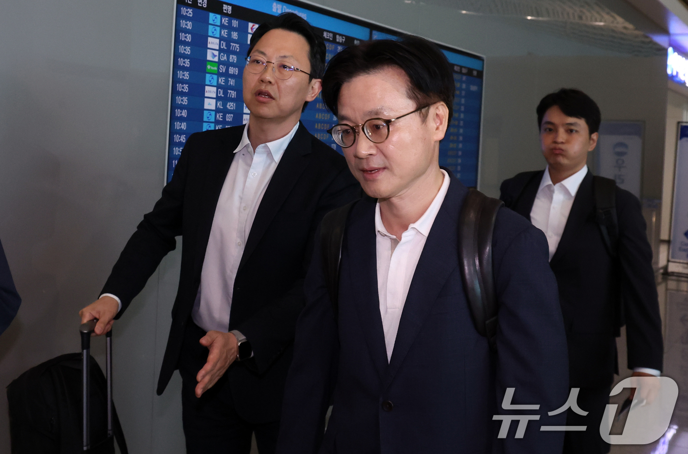 (인천공항=뉴스1) 김명섭 기자 = 김정관 산업통상자원부 장관이 23일 오전 인천공항에서 대미 통상 협상을 위해 출국하고 있다.  2025.7.23/뉴스1