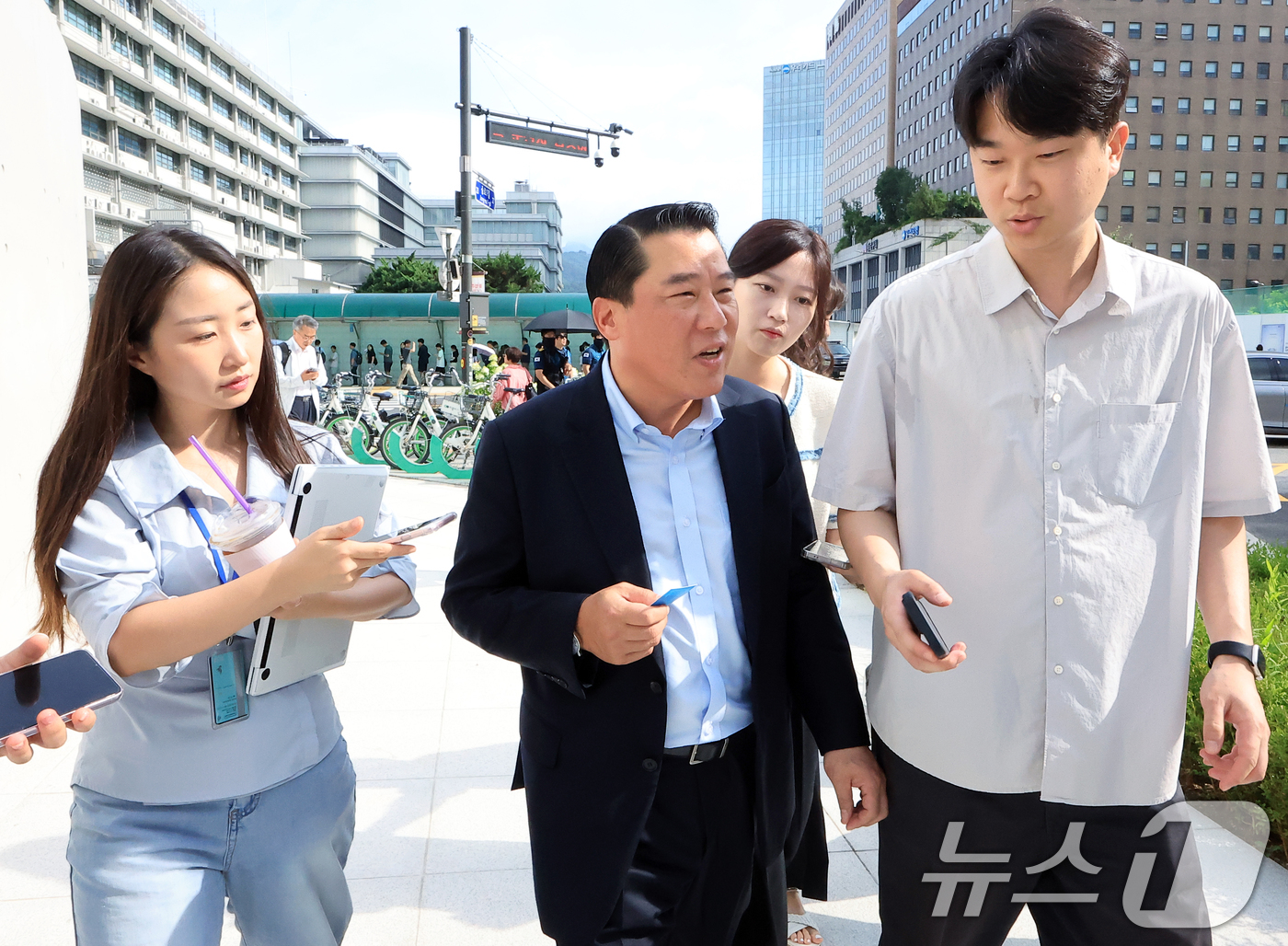 취재진 질문 받으며 이동하는 최석우 대표 - 뉴스1