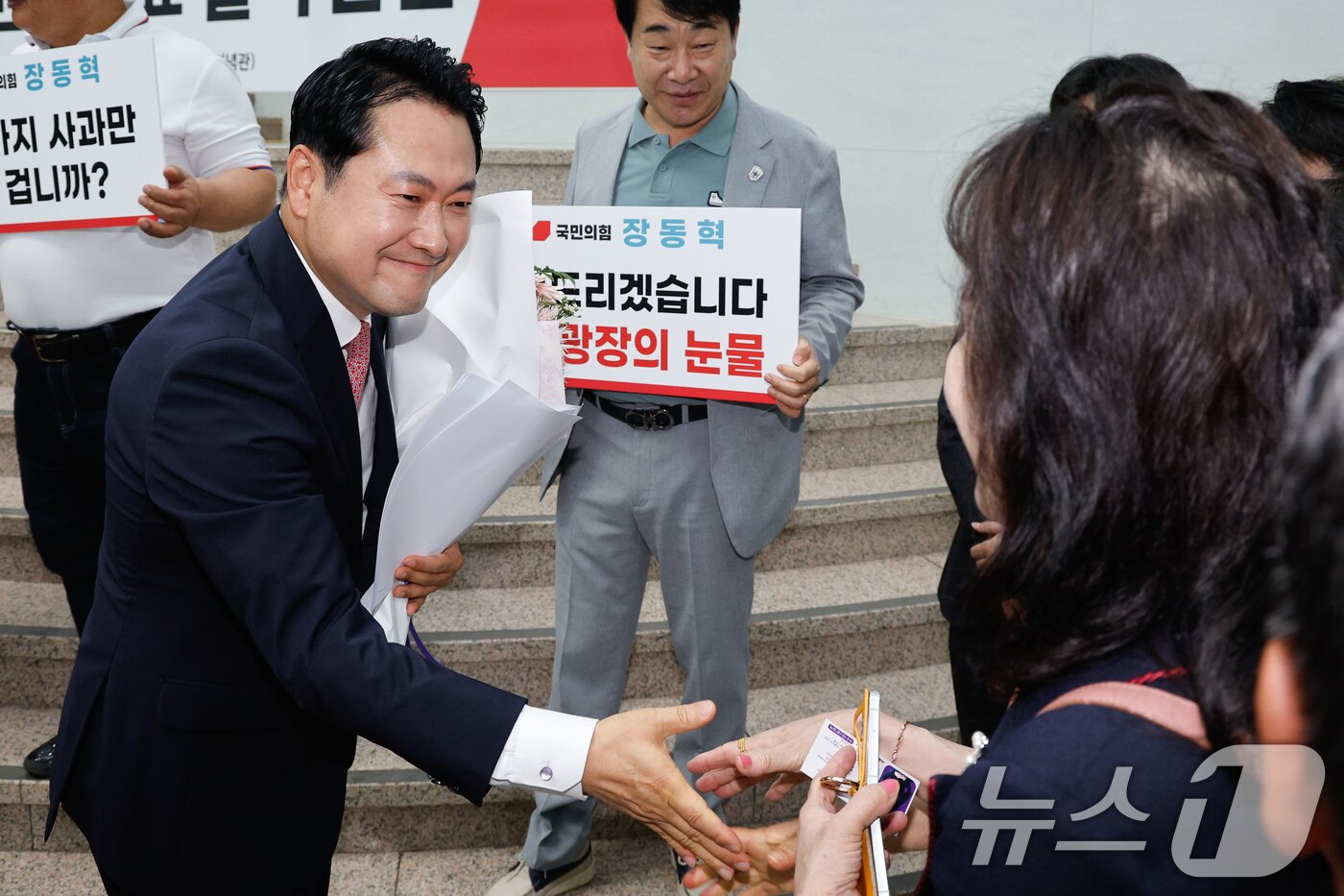 본문 이미지 - 장동혁 국민의힘 의원이 23일 오전 서울 여의도 국회박물관에서 8·22 전당대회 당대표 출마 선언을 마친 뒤 지지자와 악수하고 있다. 2025.7.23/뉴스1 ⓒ News1 안은나 기자