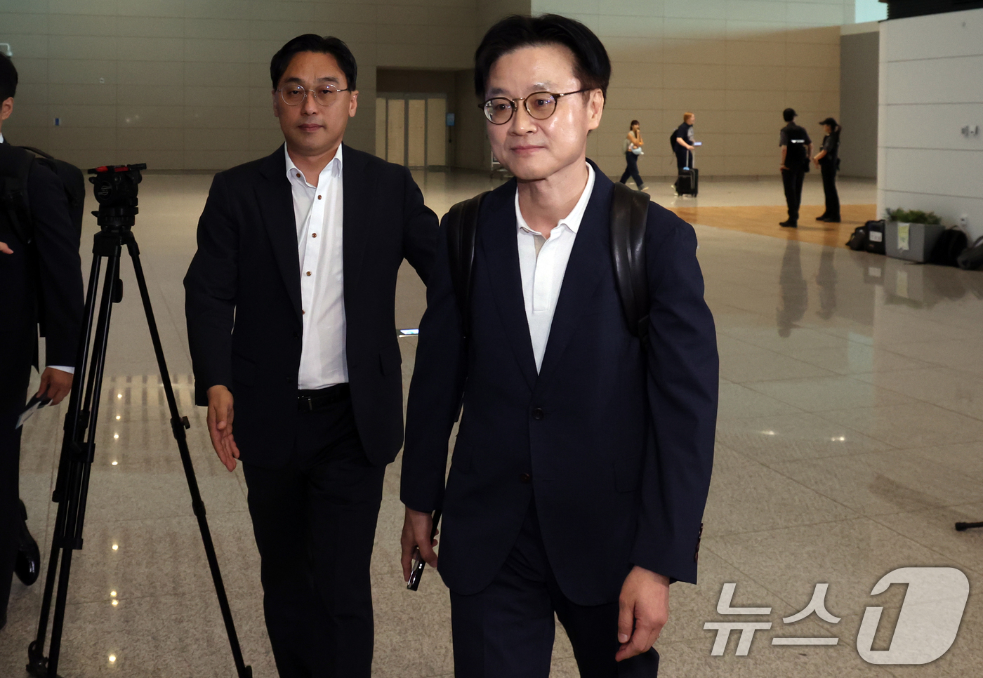 (인천공항=뉴스1) 김명섭 기자 = 김정관 산업통상자원부 장관이 23일 오전 인천공항에서 대미 통상 협상을 위해 출국하고 있다.  2025.7.23/뉴스1