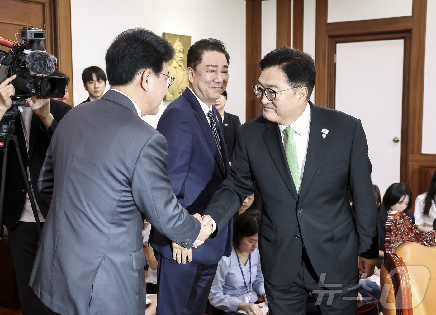 (서울=뉴스1) 이광호 기자 = 우원식 국회의장과 송언석 국민의힘 비상대책위원장 겸 원내대표가 23일 오전 서울 여의도 국회에서 열린 의장 주재 여야 원내대표 회동에서 악수를 하고 …
