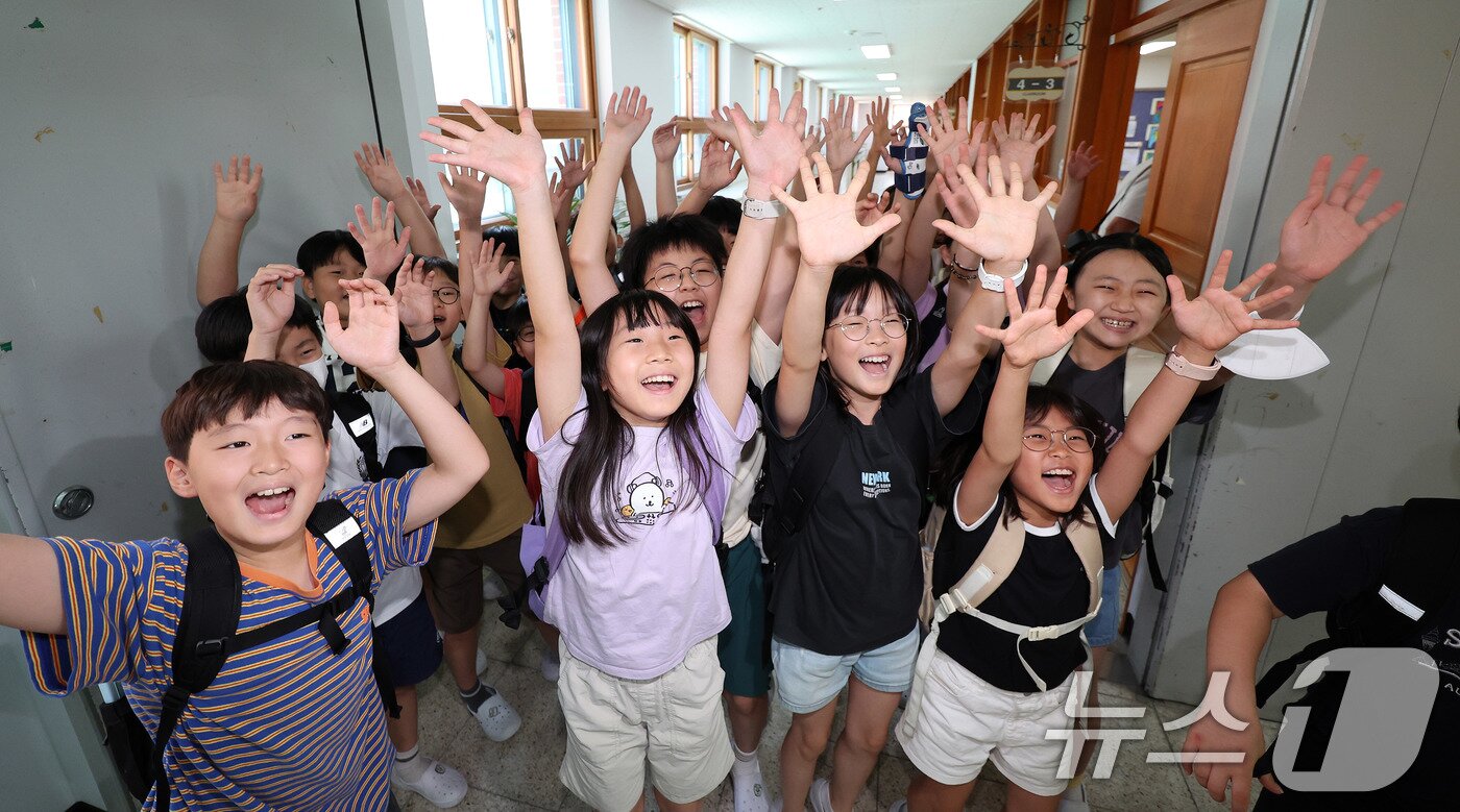본문 이미지 - 23일 서울 동작구 삼일초등학교에서 여름 방학식을 마친 학생들이 환한 얼굴로 하교를 하고 있다. 2025.7.23/뉴스1 ⓒ News1 박지혜 기자