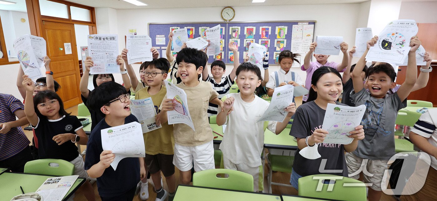본문 이미지 - 23일 서울 동작구 삼일초등학교에서 열린 여름 방학식에서 학생들이 여름방학 계획표를 들어보이며 기뻐하고 있다. 2025.7.23/뉴스1 ⓒ News1 박지혜 기자