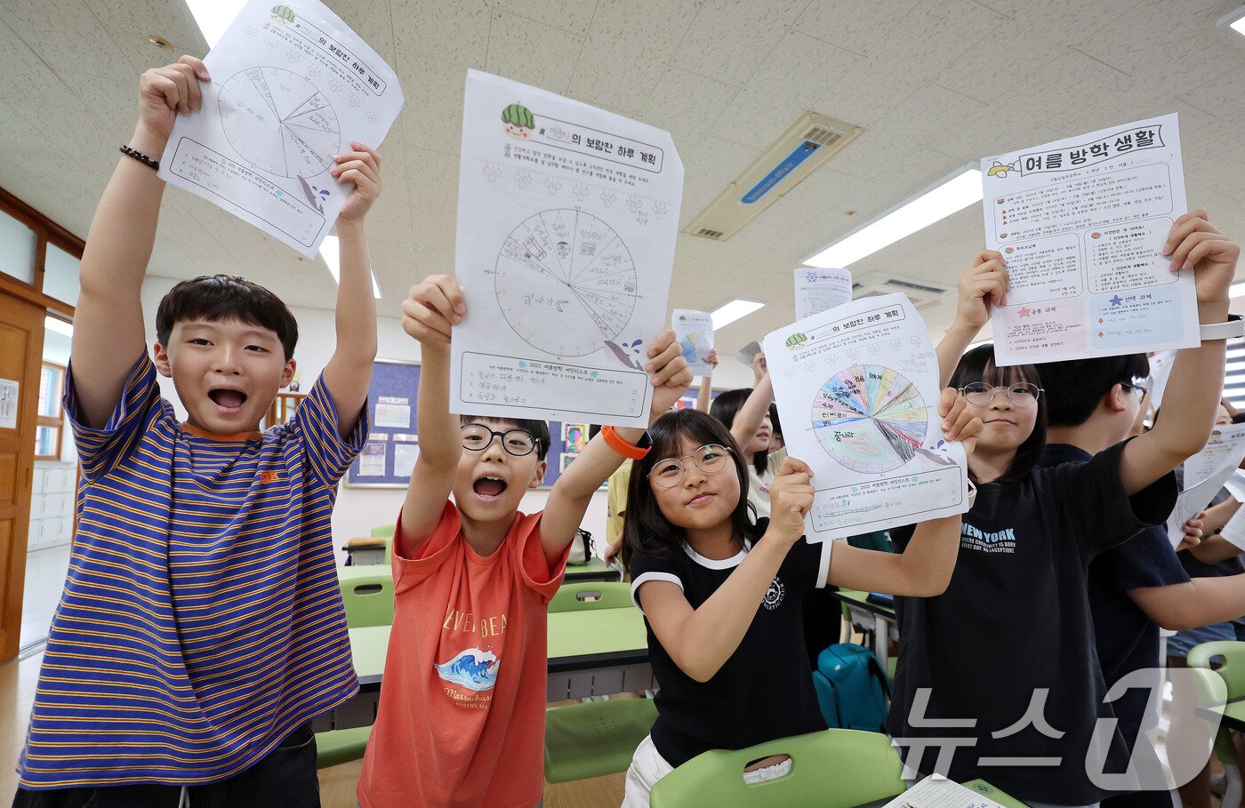 본문 이미지 - 23일 서울 동작구 삼일초등학교에서 열린 여름 방학식에서 학생들이 여름방학 계획표를 들어보이며 기뻐하고 있다. 2025.7.23/뉴스1 ⓒ News1 박지혜 기자
