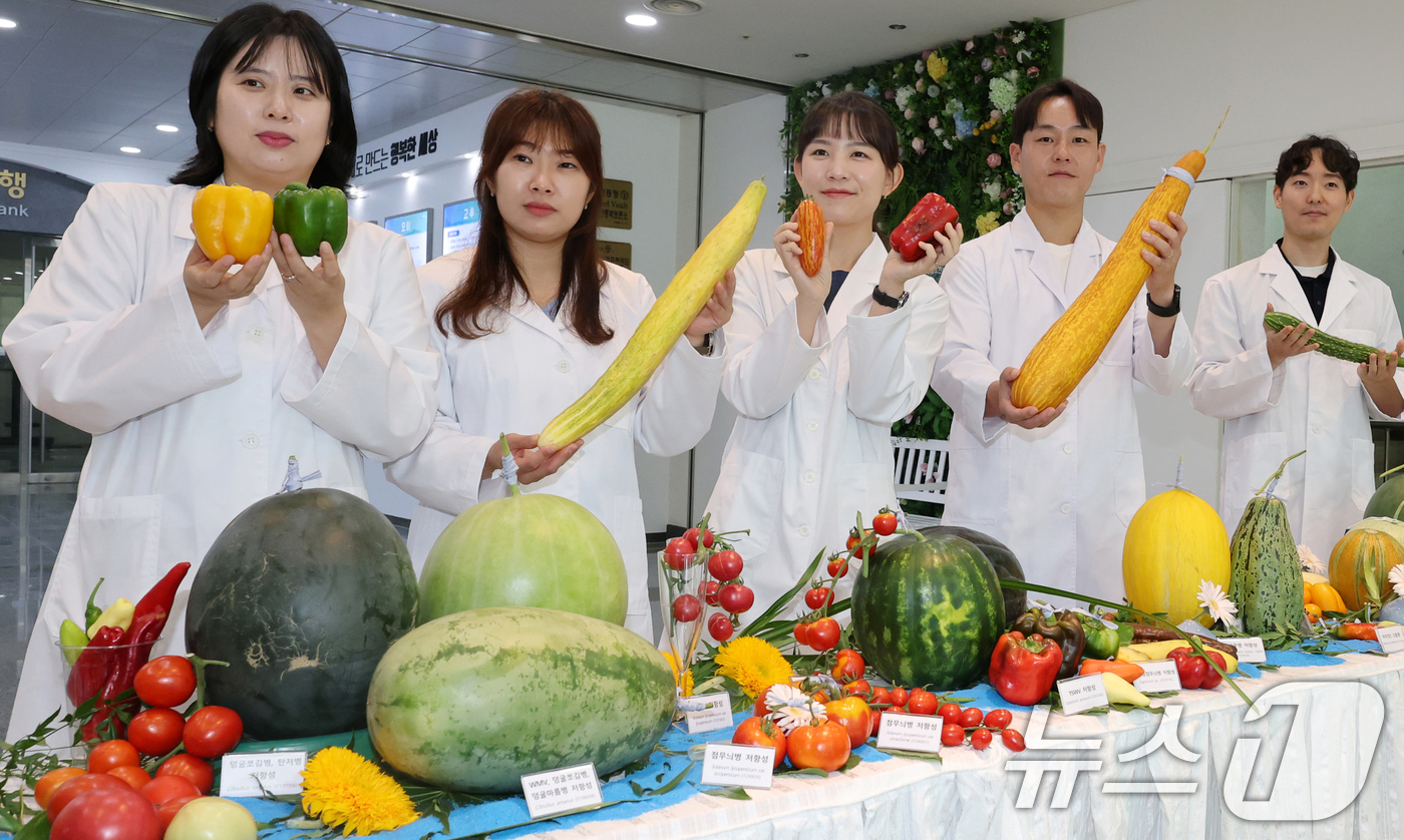 (전주=뉴스1) 유경석 기자 = 23일 전북 전주시 농촌진흥청 농업유전자원센터에서 열린 2025 원예자원 현장평가회에서 연구원들이 수요자와 함께 선발한 우수 유전자원을 선보이고 있 …