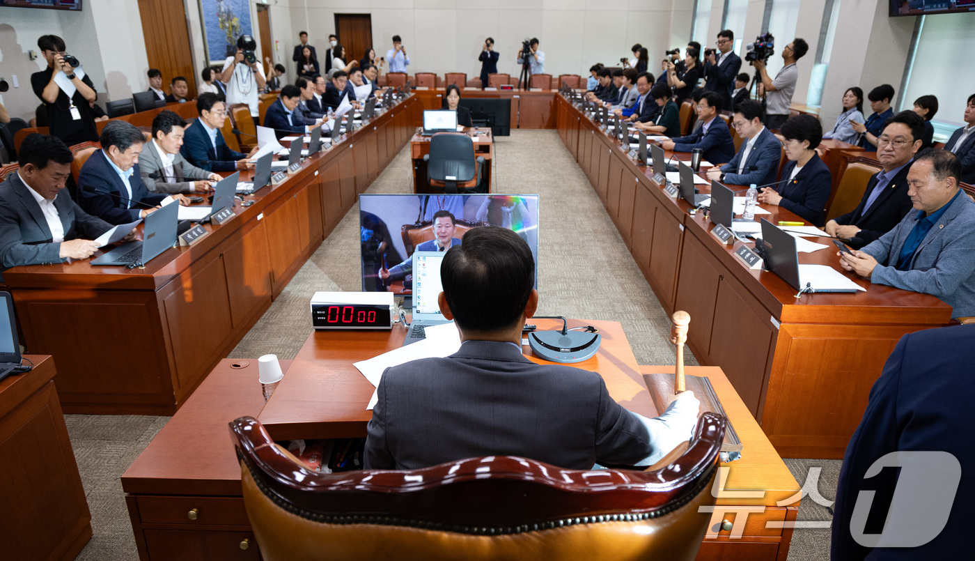 (서울=뉴스1) 유승관 기자 = 이철규 국회 산업통상자원중소벤처기업위원회 위원장이 23일 서울 여의도 국회에서 열린 제427회 국회(임시회) 제5차 산자중기위 전체회의에서 의사봉을 …