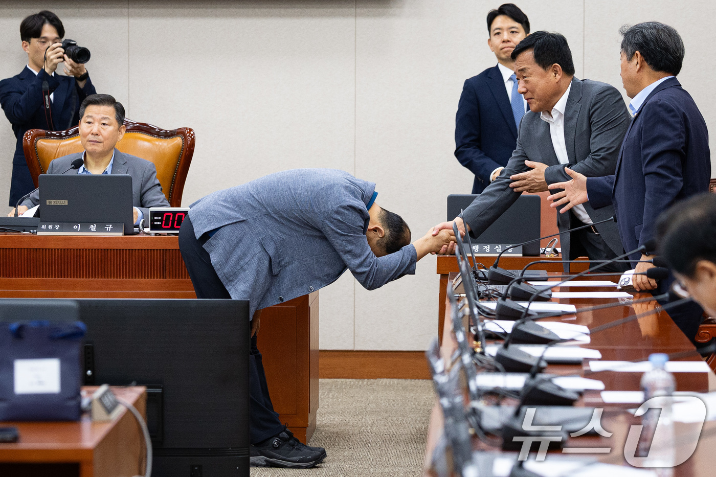 (서울=뉴스1) 유승관 기자 = 23일 서울 여의도 국회에서 열린 제427회 국회(임시회) 제5차 산업통상자원중소벤처기업위원회 전체회의에서 한성숙 중소벤처기업부 장관 후보자에 대한 …