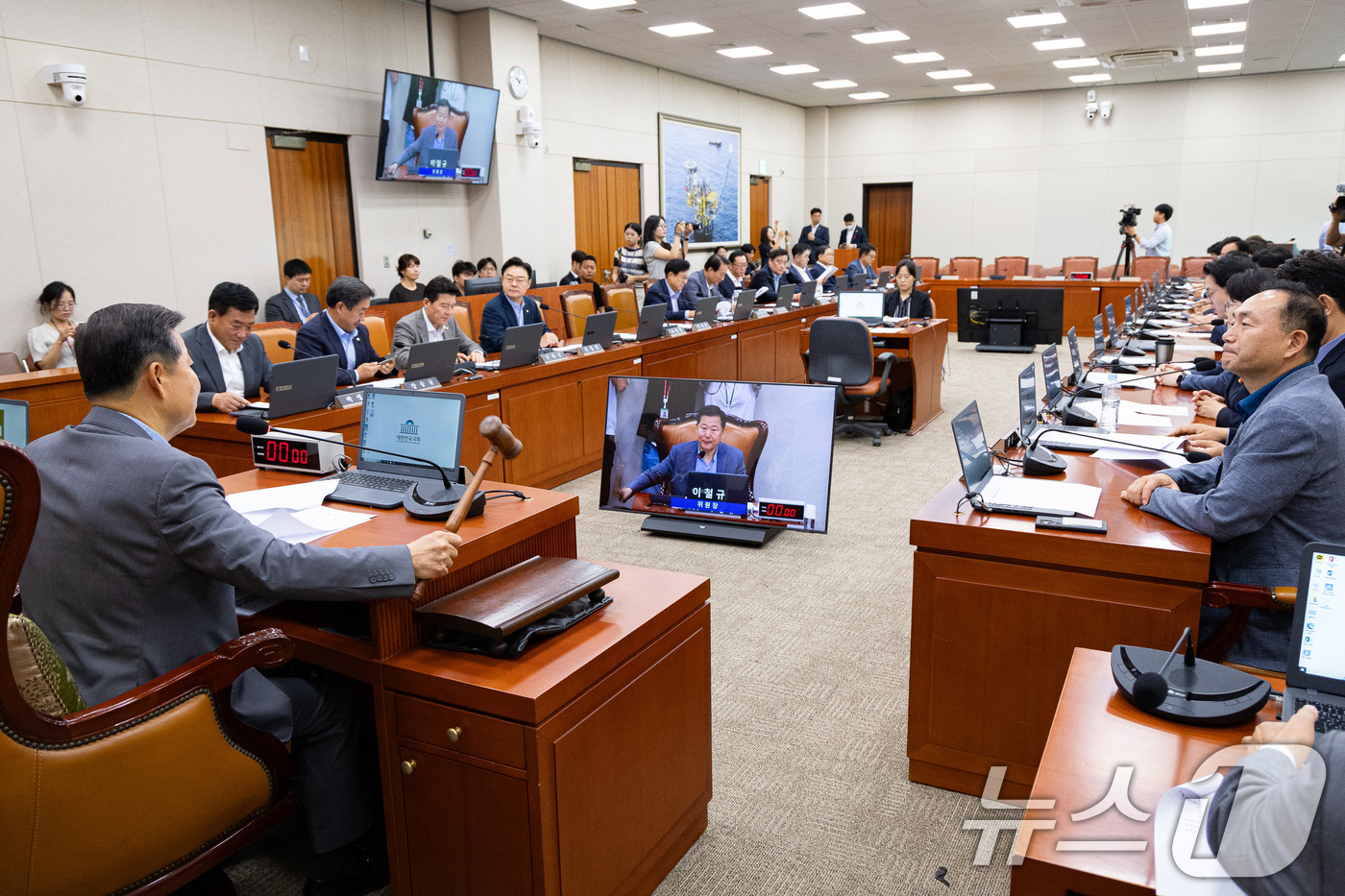 (서울=뉴스1) 유승관 기자 = 이철규 국회 산업통상자원중소벤처기업위원회 위원장이 23일 서울 여의도 국회에서 열린 제427회 국회(임시회) 제5차 산자중기위 전체회의에서 의사봉을 …