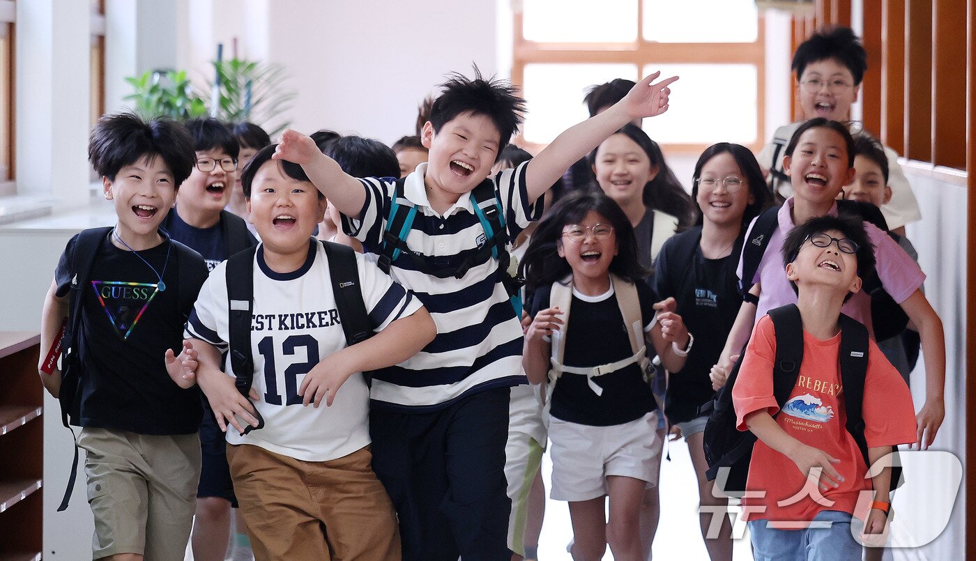 본문 이미지 - 23일 서울 동작구 삼일초등학교에서 여름 방학식을 마친 학생들이 환한 얼굴로 하교를 하고 있다. 2025.7.23/뉴스1 ⓒ News1 박지혜 기자