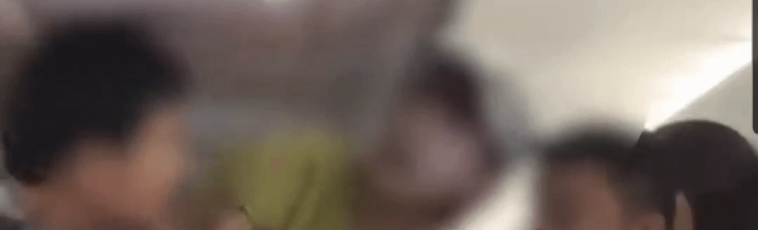 본문 이미지 - 항공기 내에서 중국인 승객들 간 충돌이 발생했다. (웨이보 갈무리)