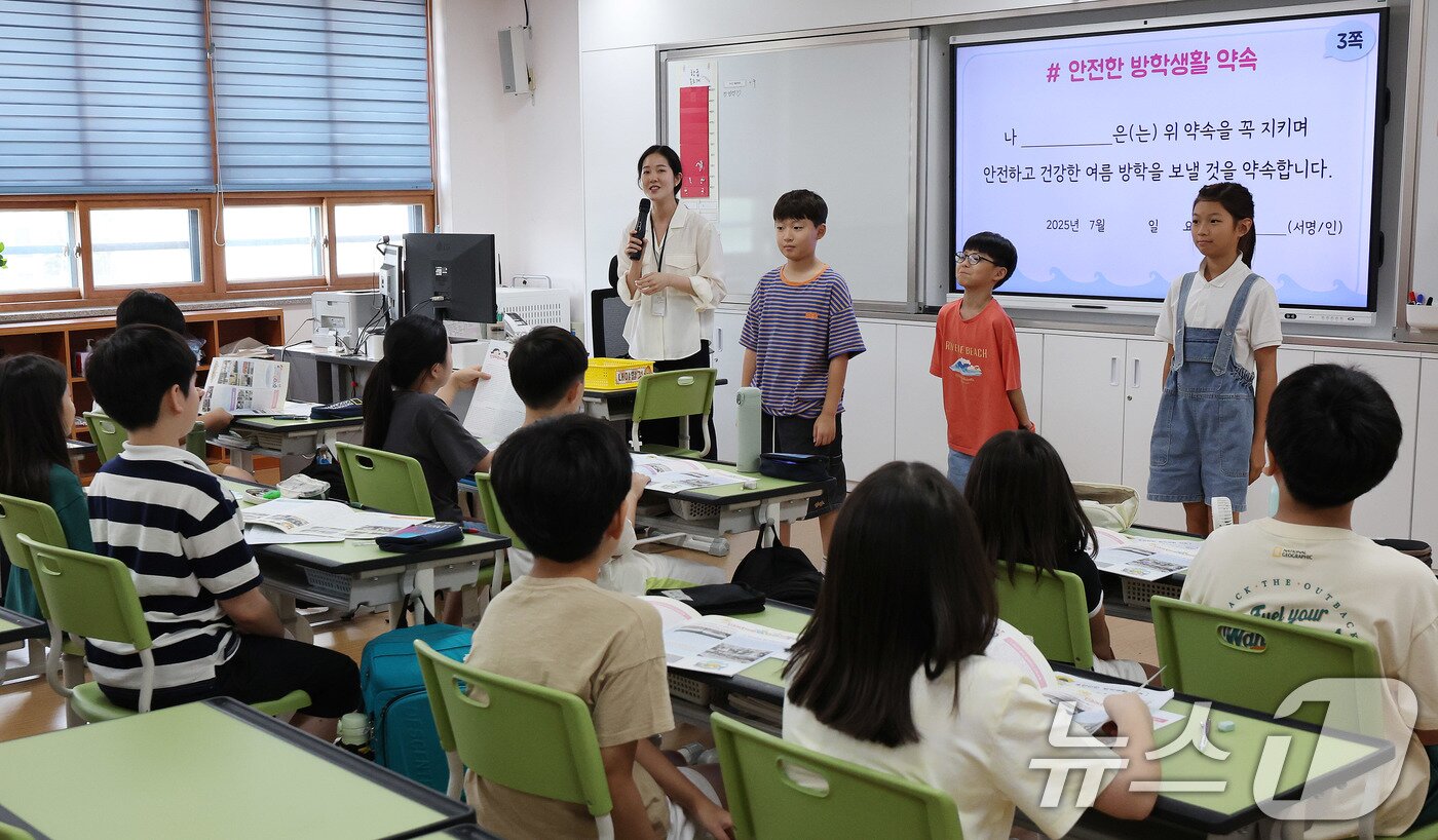 본문 이미지 - 23일 서울 동작구 삼일초등학교에서 열린 여름 방학식에서 학생들이 안전한 방학생활을 약속하며 친구들과 인사를 하고 있다. 2025.7.23/뉴스1 ⓒ News1 박지혜 기자