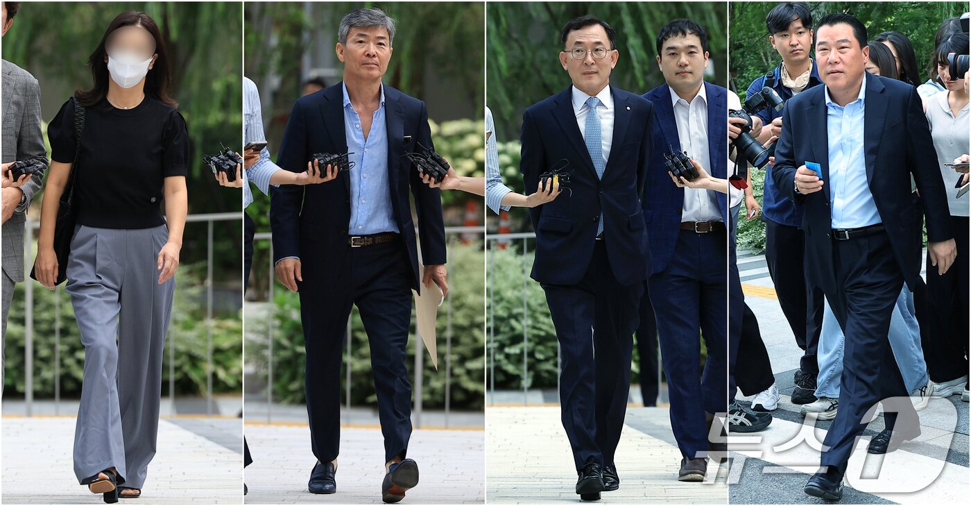 본문 이미지 - 23일 서울 종로구 김건희 특검팀&#40;특별검사 민중기&#41;으로 ‘김건희 집사’ 김예성 씨 부인 정 모 씨&#40;왼쪽 사진부터&#41;와 이종호 전 블랙펄인베스트 대표, 정근수 전 신한은행 부행장, 최석우 경남스틸 대표가 각각 소환 조사에 출석하고 있다. 2025.7.23/뉴스1 ⓒ News1 박정호 기자
