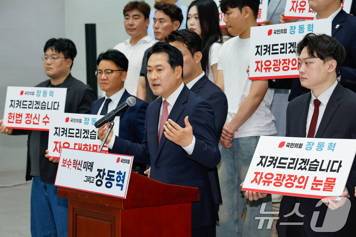 (서울=뉴스1) 안은나 기자 = 장동혁 국민의힘 의원이 23일 오전 서울 여의도 국회박물관에서 8·22 전당대회 당대표 출마 선언을 한 뒤 취재진 질문에 답하고 있다. 2025.7 …