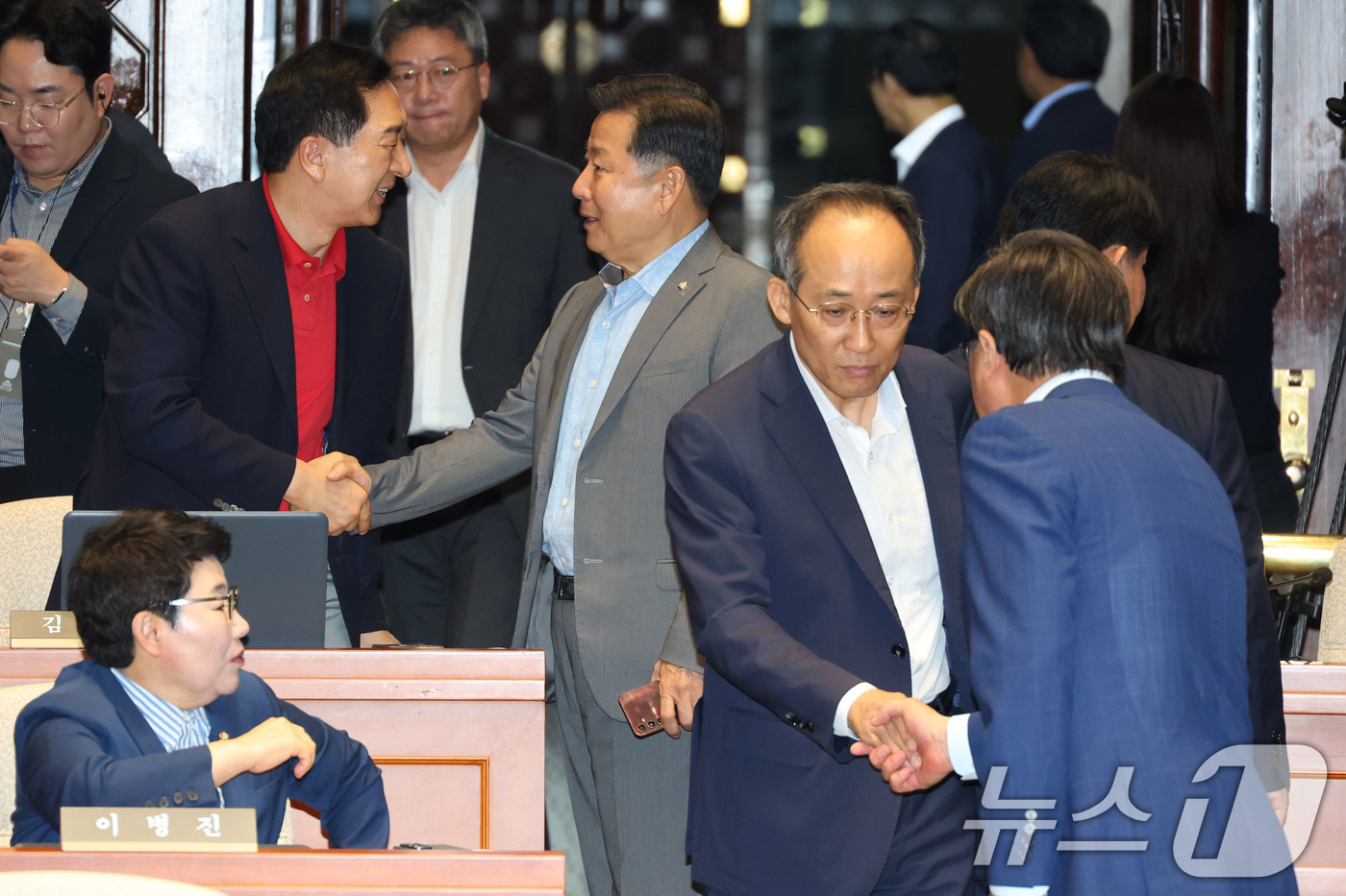 (서울=뉴스1) 이광호 기자 = 국민의힘 이철규, 추경호 의원이 23일 오전 서울 여의도 국회에서 열린 의원총회에 참석하며 의원들과 인사나누고 있다.  2025.7.23/뉴스1